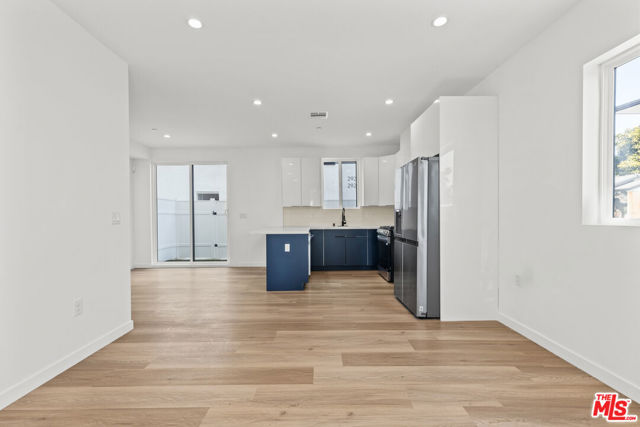2919 Burnside Avenue, Los Angeles CA: https://media.crmls.org/mediaz/077ee996-406b-4ab1-9925-affe027a6464.jpg