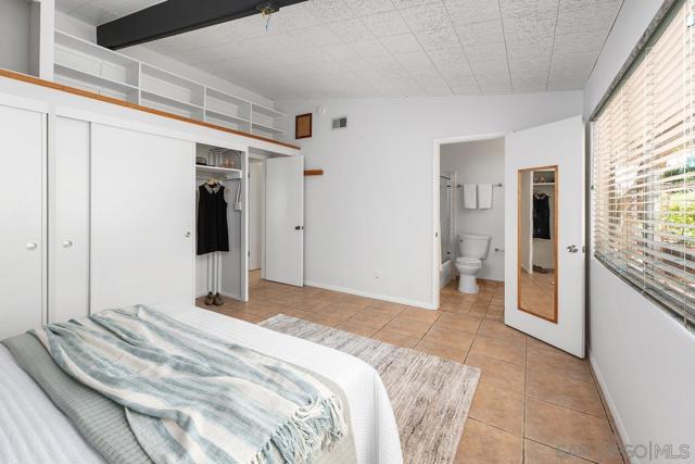 8402 Sugarman Dr, La Jolla CA: https://media.crmls.org/mediaz/077f2eb9-6f8c-432c-9d9f-390e1c5429cf.jpg