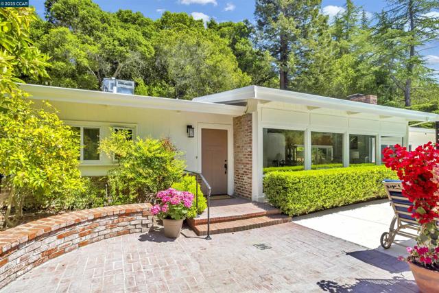18 Van Tassel Ln, Orinda CA: https://media.crmls.org/mediaz/077fdc89-f078-4591-a260-fccb93f21ff7.jpg