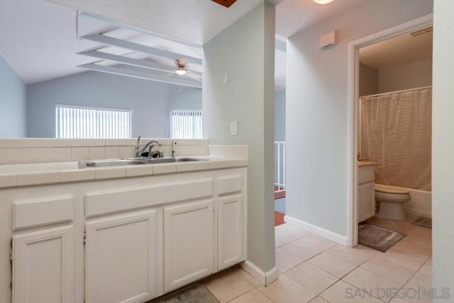 4527 Contour Blvd., San Diego CA: https://media.crmls.org/mediaz/077fe4fc-551a-42ec-985e-eeeced375750.jpg