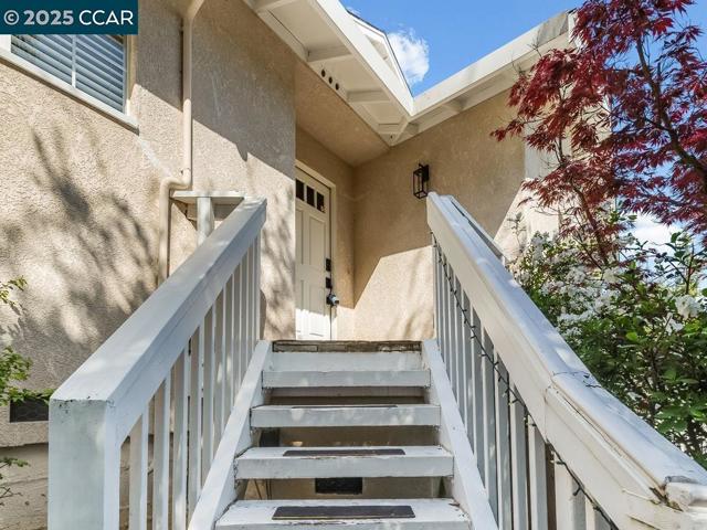 4430 Canyon Way, Martinez CA: https://media.crmls.org/mediaz/0780cb13-9021-4243-b92c-f1ca528f772f.jpg