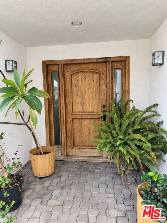 10400 Canby Avenue photo 3