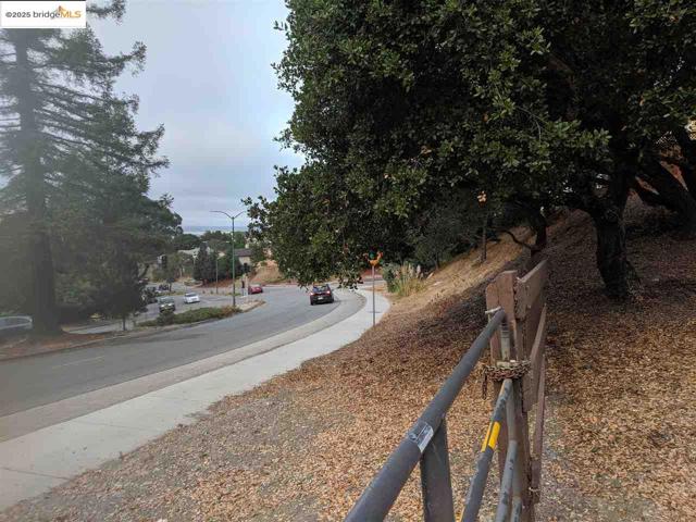 0 Redwood Rd, Oakland CA: https://media.crmls.org/mediaz/0781fb75-73cf-4707-8fca-394c55386f8b.jpg