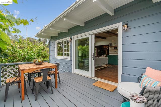 5550 Snake Road, Oakland CA: https://media.crmls.org/mediaz/078257f1-fbda-4fb8-bca3-0b1cc6793221.jpg