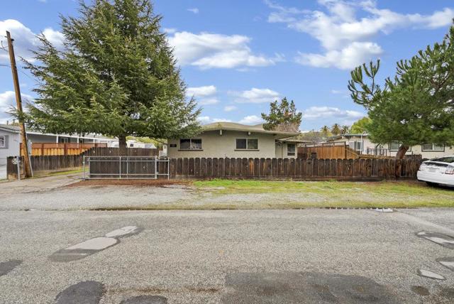 6881 F Street, Tres Pinos CA: https://media.crmls.org/mediaz/07827c52-96f4-48b4-991f-4fc84c0112b9.jpg