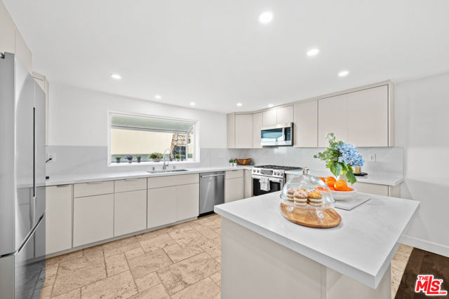 4800 La Villa Marina, Marina del Rey CA: https://media.crmls.org/mediaz/0783570d-1ab1-4cf1-b5b7-4767e4729349.jpg