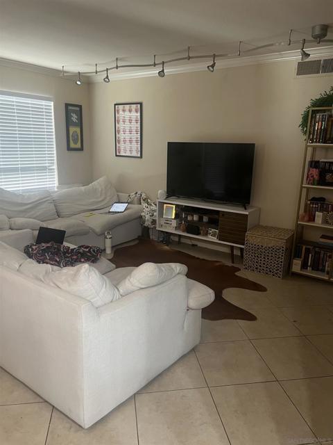 1270 CLEVELAND AVE, San Diego CA: https://media.crmls.org/mediaz/07837748-e024-49ba-89d1-b599a6504646.jpg