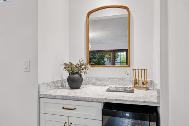 1728 Cambridge Dr, Alameda CA: https://media.crmls.org/mediaz/07838509-cd0d-4fac-a25d-4d049e187c5d.jpg