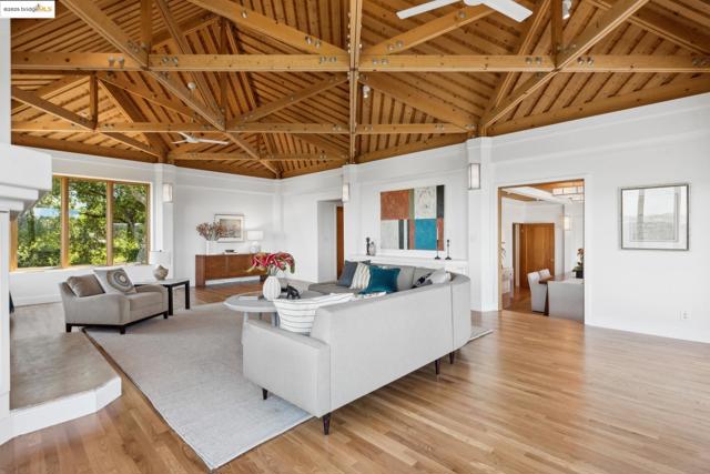 12688 Brookpark Road, Oakland CA: https://media.crmls.org/mediaz/0783ec21-b311-4669-b621-165dfd6fb4c6.jpg