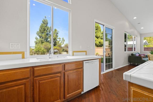 987 Palencia Ct, Chula Vista CA: https://media.crmls.org/mediaz/07852a65-2a35-45f6-a19b-1dd3ce738f1f.jpg