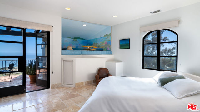 23806 Malibu Crest Drive, Malibu CA: https://media.crmls.org/mediaz/0785bf66-413d-4618-a5b7-ac4fe7f9d5db.jpg