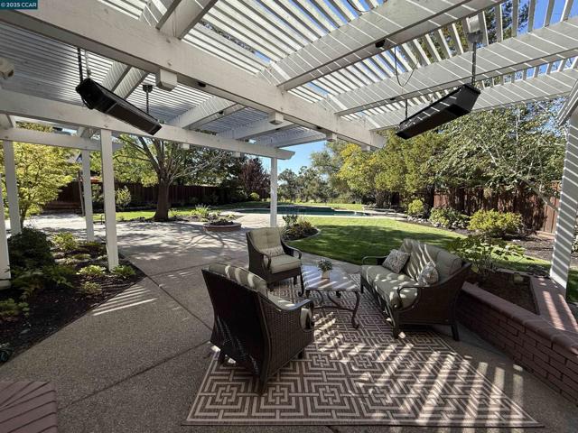 835 Hidden Pond Ct, Lafayette CA: https://media.crmls.org/mediaz/0785ee05-42f3-4177-a8e4-aaf209299015.jpg