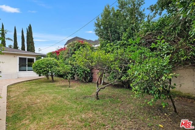 465 N Kilkea Drive, Los Angeles CA: https://media.crmls.org/mediaz/078605aa-0537-40fa-8f1e-97f30a26764c.jpg