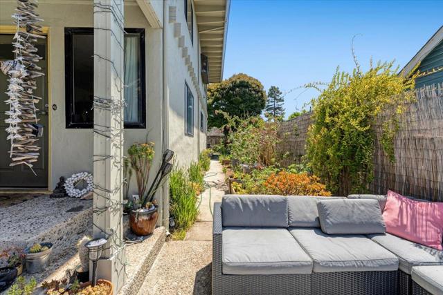 522 Oak Drive, Capitola CA: https://media.crmls.org/mediaz/07864828-fac9-4ea1-80b6-ffc235986493.jpg