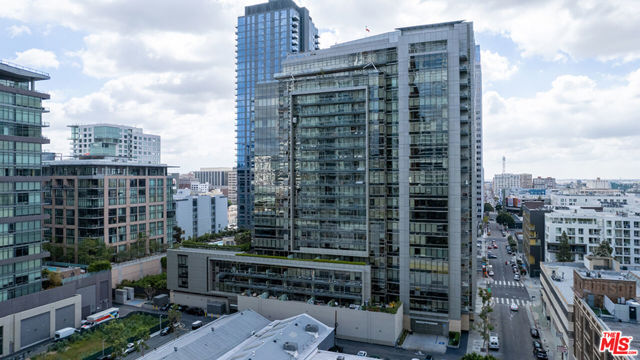 1155 S Grand Avenue, Los Angeles CA: https://media.crmls.org/mediaz/0786574c-3be5-4038-928c-62a34cdba524.jpg