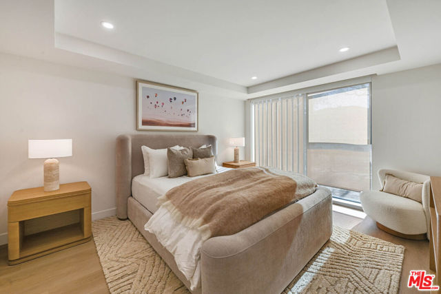 350 N Palm Drive, Beverly Hills CA: https://media.crmls.org/mediaz/0786be7b-5e9e-4802-b35c-806aee24335d.jpg