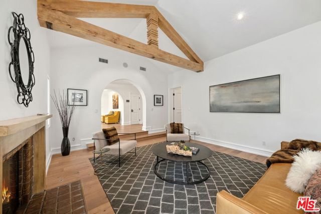 514 N Walden Drive, Beverly Hills CA: https://media.crmls.org/mediaz/0787bde7-0a41-40fb-8a3c-3df048194b61.jpg