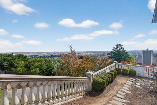 58 Hillcrest Road, San Carlos CA: https://media.crmls.org/mediaz/0787fdbc-2b11-4148-9ea1-8c5679ca12a9.jpg