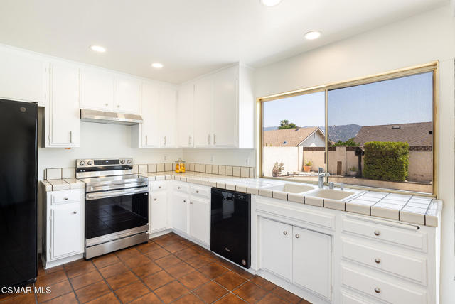 5888 E Marlies Avenue, Simi Valley CA: https://media.crmls.org/mediaz/07881bf5-e69b-4242-88d8-e82a1efb036b.jpg