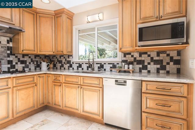 1736 Silverwood Dr, Martinez CA: https://media.crmls.org/mediaz/07888cad-5ad9-43da-9559-7c0174b2fd4b.jpg