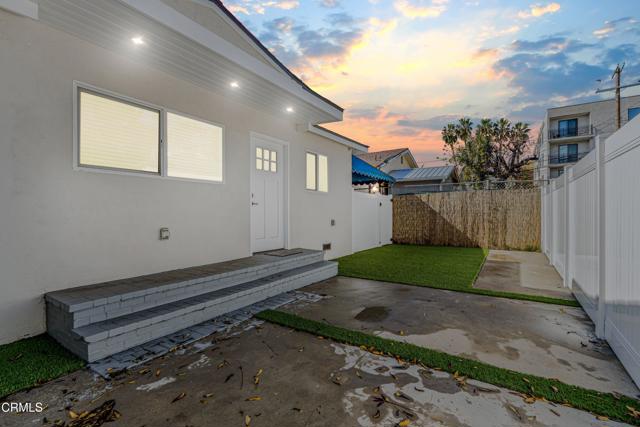 15233 Camarillo Street, Sherman Oaks CA: https://media.crmls.org/mediaz/0788f4fd-25eb-407f-9607-91a13f304baa.jpg