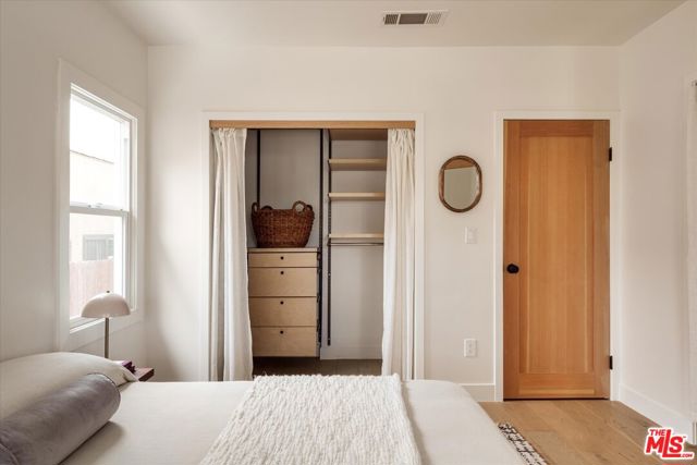 2041 S Palm Grove Avenue, Los Angeles CA: https://media.crmls.org/mediaz/0789dc83-aaae-48de-bdbb-4941ea5082f4.jpg