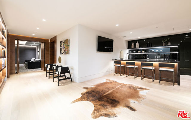 642 Perugia Way, Los Angeles CA: https://media.crmls.org/mediaz/078a41ac-8b0b-41e1-a7cc-f0b3287e2424.jpg