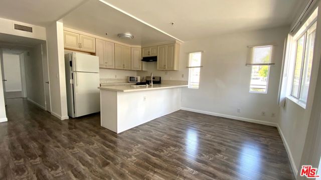 701 S Kingsley Drive, Los Angeles CA: https://media.crmls.org/mediaz/078a5fe4-9299-4dfc-8388-0a6337409b08.jpg