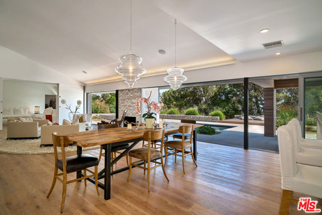 6342 Innsdale Drive, Los Angeles CA: https://media.crmls.org/mediaz/078a64e4-3d5a-4742-b202-f34ec46fe4d9.jpg