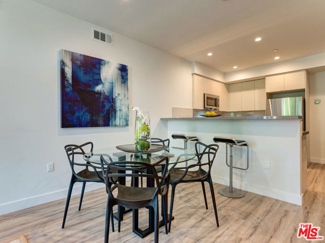 338 N Mariposa Avenue, Los Angeles CA: https://media.crmls.org/mediaz/078a80e1-30f7-4abb-8714-cac2fd441d92.jpg