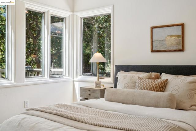 1301 Mountain Blvd, Oakland CA: https://media.crmls.org/mediaz/078aa8ca-890c-49e2-b69b-99e20c26beeb.jpg