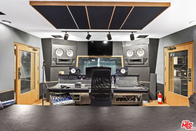 5940 Manola Way, Los Angeles CA: https://media.crmls.org/mediaz/078ad63a-f65b-45d3-9200-24a1d71bb422.jpg