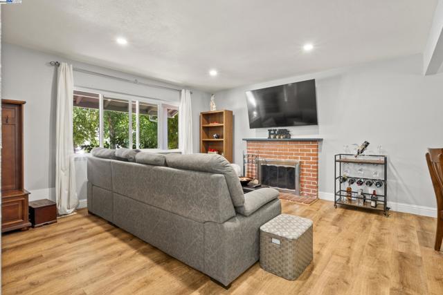 963 Getoun Dr, Concord CA: https://media.crmls.org/mediaz/078adf97-261c-4237-9c98-ec092c315229.jpg