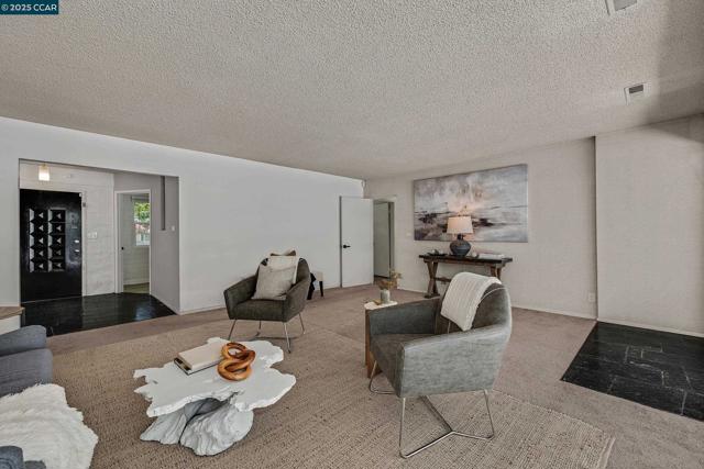 51 Bolla Ave, Alamo CA: https://media.crmls.org/mediaz/078b5e45-1c51-4577-8866-21de932b72a4.jpg