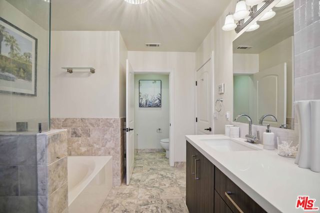 4541 Colfax Avenue, Studio City CA: https://media.crmls.org/mediaz/078bca0e-2c72-4865-82ca-294a3715bec4.jpg