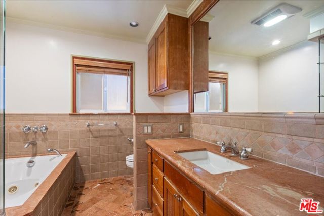 4385 Camellia Avenue, Studio City CA: https://media.crmls.org/mediaz/078bdabe-e95c-4fc1-b6db-2b489f198a07.jpg