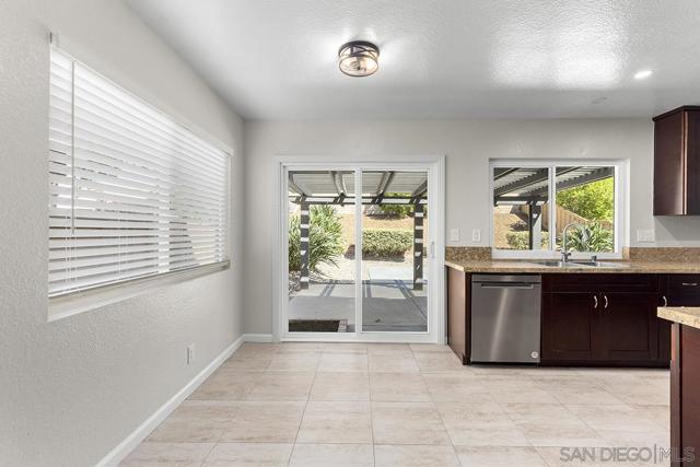4041 Tynebourne Cir, San Diego CA: https://media.crmls.org/mediaz/078c700a-2306-46a1-a434-88f354666752.jpg
