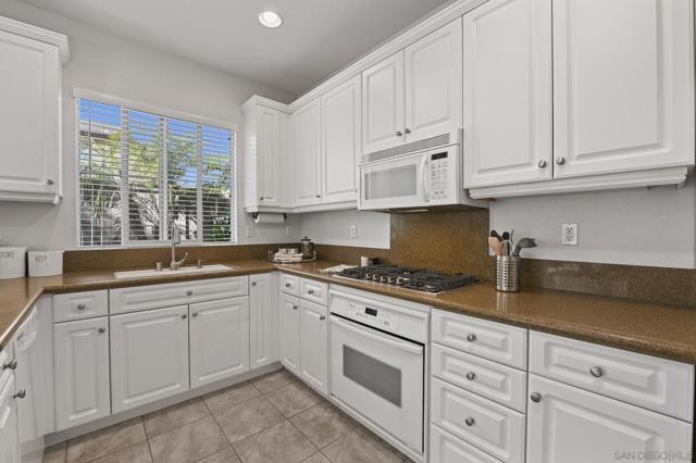 2641 Bellezza Dr, San Diego CA: https://media.crmls.org/mediaz/078d984c-d2ee-4525-a1a6-37ab924c9ee5.jpg