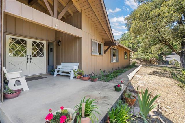 18584 Favre Ridge Road, Los Gatos CA: https://media.crmls.org/mediaz/078ea921-66be-4182-913c-4137ba0410b6.jpg