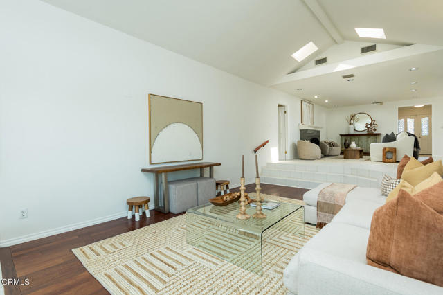 Detail Gallery Image 9 of 74 For 3550 Santa Carlotta St, Glendale,  CA 91214 - 5 Beds | 4 Baths