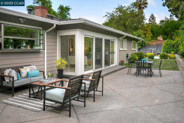 1100 Hillcrest Dr, Lafayette CA: https://media.crmls.org/mediaz/078f70c1-8a76-419f-9213-f8bd5c0718dd.jpg