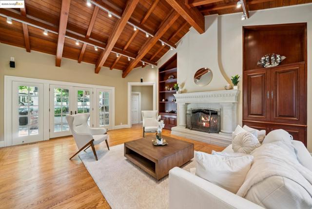 9 Burton Vista Ct, Lafayette CA: https://media.crmls.org/mediaz/07913750-e0bd-49e8-9cf2-ceb086b6210a.jpg