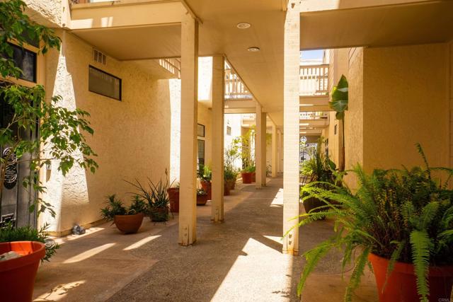 270 Dahlia Ave, Imperial Beach CA: https://media.crmls.org/mediaz/079166d9-92cc-4c23-9d24-5c69cb7e8414.jpg