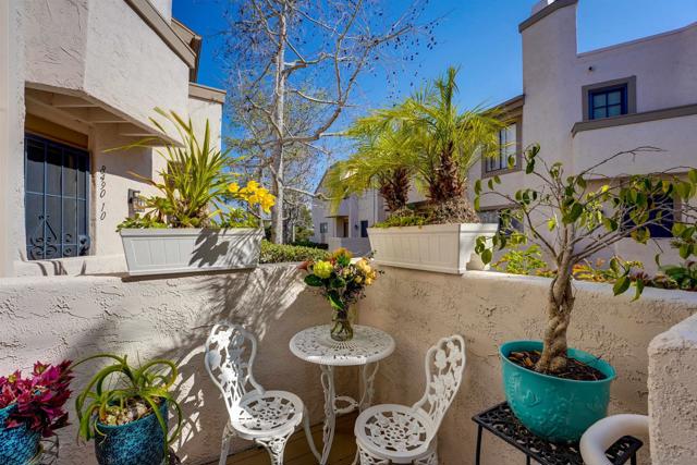 8490 Via Sonoma, La Jolla CA: https://media.crmls.org/mediaz/07922d0b-7cdb-44d4-9dcf-efb139387ef0.jpg