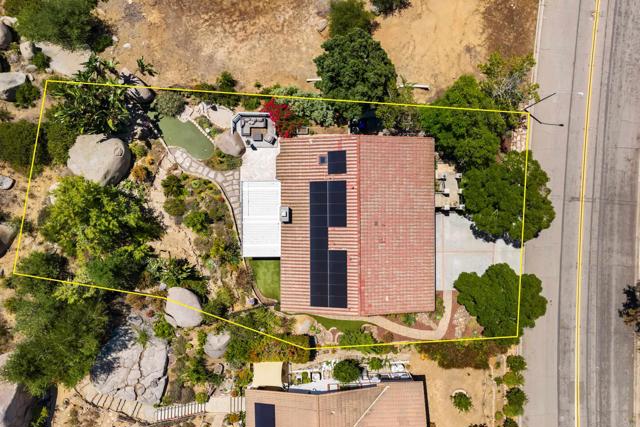 28551 Meadow Glen Way W, Escondido CA: https://media.crmls.org/mediaz/07927e7f-322a-47fb-b369-35e6707c2b60.jpg