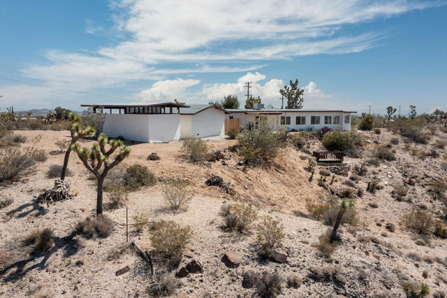 57349 Mesa Drive, Yucca Valley CA: https://media.crmls.org/mediaz/079319ae-e1a4-41ab-ac2f-a29e3b88d9f4.jpg