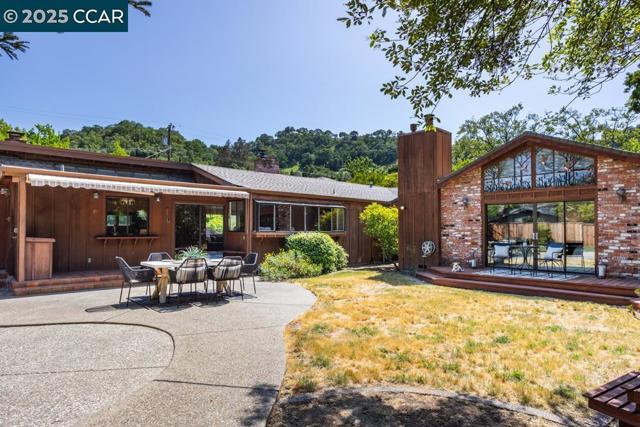 216 Castle Glen Rd, Walnut Creek CA: https://media.crmls.org/mediaz/07932321-3df6-4712-8a09-5565cfbeb06c.jpg