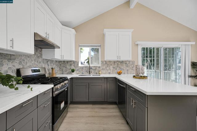 767 47Th St, Oakland CA: https://media.crmls.org/mediaz/07934dc9-018d-4fbd-a4e4-c6f3124a5842.jpg