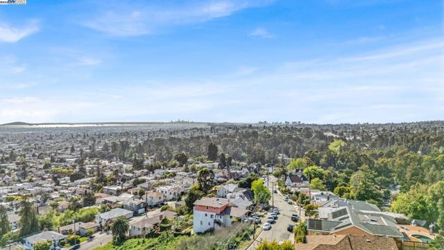 6400 Mokelumne Ave, Oakland CA: https://media.crmls.org/mediaz/0793636c-c6fa-4974-8149-78150f7d6a19.jpg