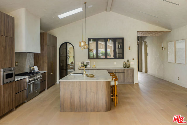 4029 East Boulevard, Los Angeles CA: https://media.crmls.org/mediaz/07937141-0b2f-4c6b-9969-98acc2e2d42f.jpg